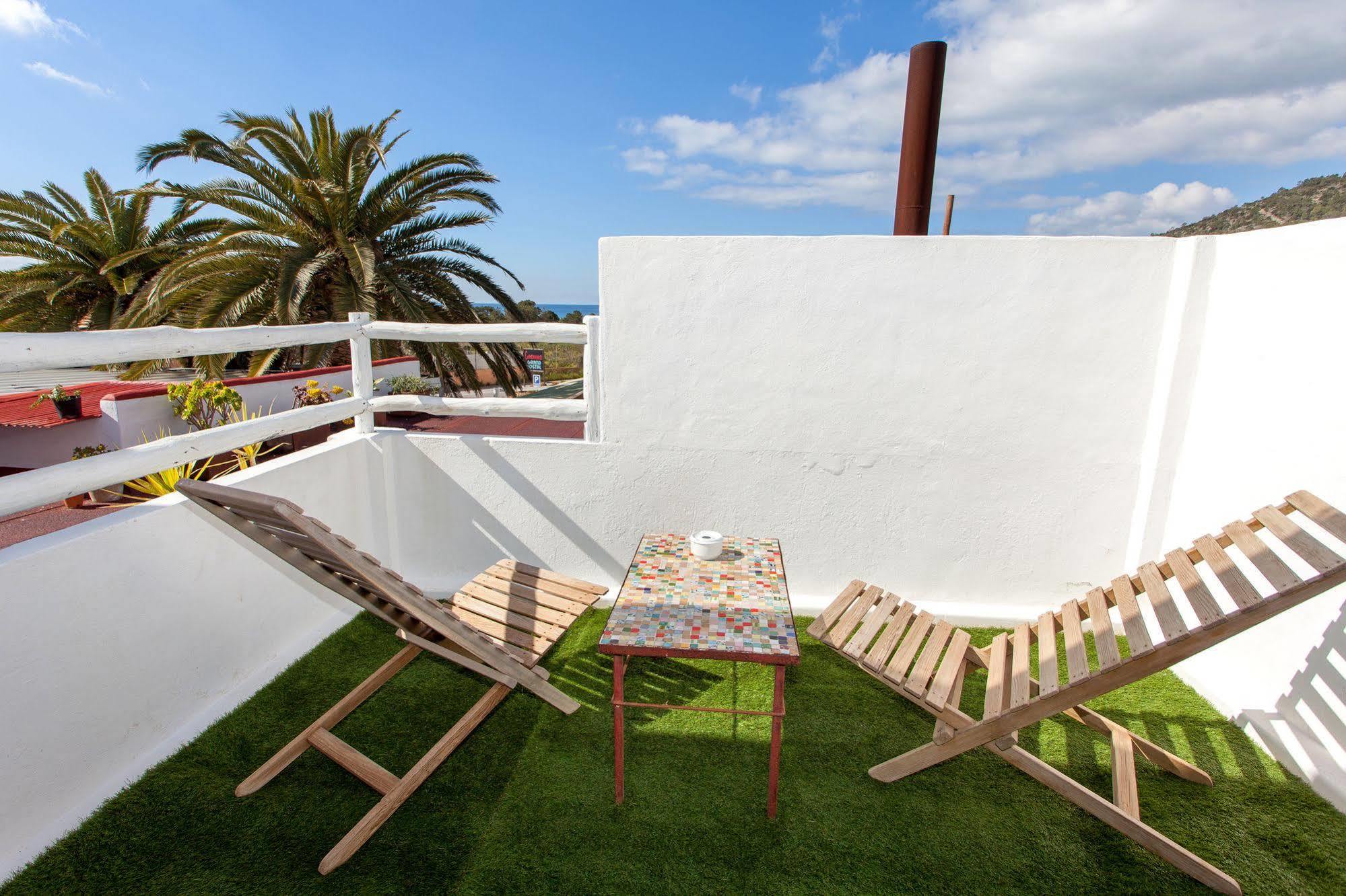 Cosmos Grand Hostal Sant Francesc de s'Estany Экстерьер фото